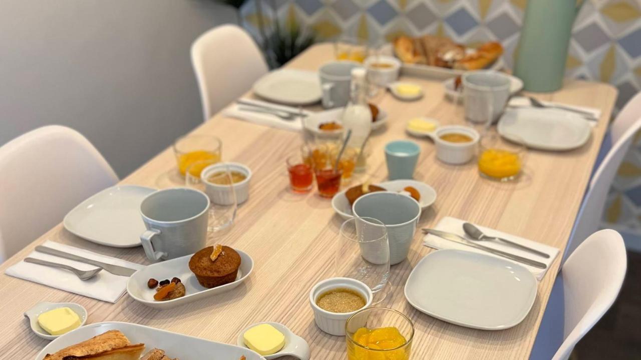 Au 10 Bed & Breakfast Luisant Екстериор снимка